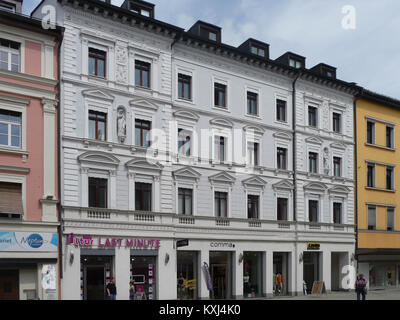 Immagine di Bahnhofstraße 4 a Passau, Germania, che mostra un esempio di architettura urbana locale all'interno dell'area storica della città bavarese. Foto Stock