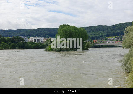 La fotografia cattura l'inondazione del fiume Reno a Bad Säckingen, in Germania, nel giugno 2016, evidenziando l'impatto degli alti livelli d'acqua sull'area locale. Foto Stock