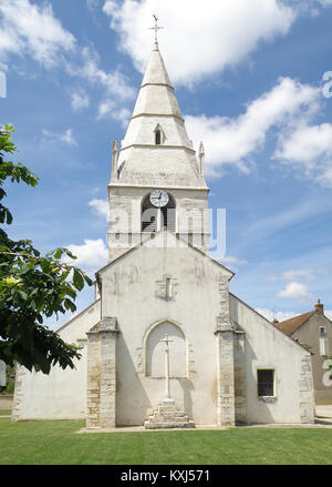 La Chiesa di Saint-Martin ad Auxey-Duresses, Borgogna, Francia, è un edificio religioso storico caratterizzato da elementi architettonici gotici e romanici, che funge da punto di riferimento regionale. Foto Stock