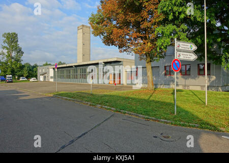 Il Freiwillige Feuerwehr (dipartimento dei vigili del fuoco volontario) di Bad Säckingen, situato a Heinrich-Höbsch-Straße 26, fornisce servizi essenziali di emergenza e sicurezza antincendio alla comunità. Foto Stock