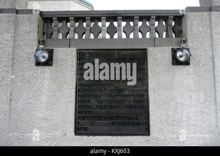 L'edificio espositivo sulla collina di Mathildenhöhe a Darmstadt, in Germania, fu costruito tra il 1907-1908 sotto l'architetto Joseph Maria Olbrich. Fa parte della rinomata colonia di artisti e rappresenta la prima architettura modernista, la sua struttura in cemento armato e le facciate grezze contrastano con l'adiacente Wedding Tower e il parco. Foto Stock
