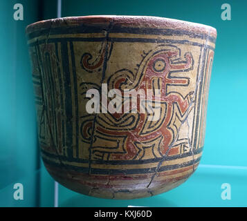 Un bicchiere in ceramica di Diquis, Costa Rica, datato 1000–1520 d.C., decorato con un motivo a coccodrillo. La nave riflette l'arte e il simbolismo precolombiano, conservati nel Naturhistorisches Museum di Norimberga. Foto Stock