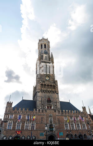 Bruges, Belgio - 31 agosto 2017: Belfry é un campanile medievale nel centro storico di Bruges, Belgio Foto Stock