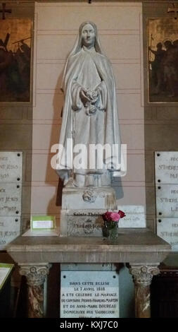 Vista interna della basilica Saint-Martin d'Ainay a Lione, Francia, che mette in evidenza la cappella di Sainte Thérèse, la sua architettura religiosa e gli elementi decorativi. Foto Stock