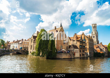 Bruges, Belgio - 31 agosto 2017: Rozenhoedkaai o Rosario Dock con la gente in giro per la città medioevale di Bruges, Belgio Foto Stock