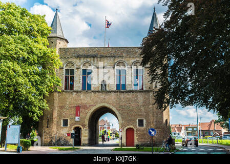 Bruges, Belgio - 31 agosto 2017: Gentpoort (gate di Gand) con persone che circolano in bici nella città medievale di Bruges, Belgio Foto Stock