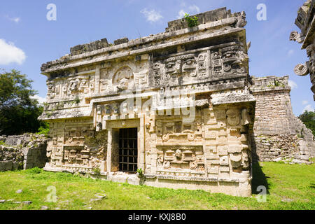 Esterno della rovina del tempio, la Iglesia, Chichen Itza, Yucatan, Messico Foto Stock