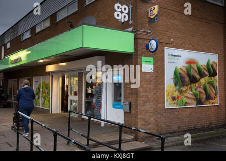 Regno Unito, Inghilterra, Cheshire, Stockport, Bramhall, Dairyground Road, Co-op negozio di alimentari, con nuovo logo quadrifoglio segno Foto Stock