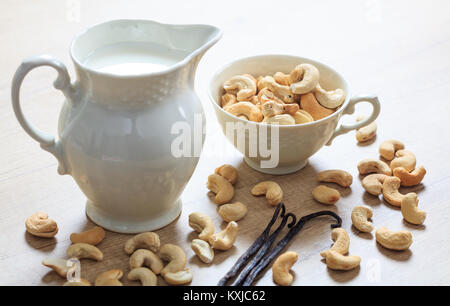 Vegan latte di anacardi su una superficie in legno Foto Stock