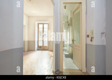 Vecchio Interno dell appartamento con bagno e soggiorno Foto Stock