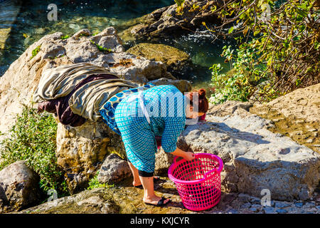 Chefchaouen, Marocco - 8 dicembre: Donna facendo servizio lavanderia nel fiume a Chefchaouen. Dicembre 2016 Foto Stock