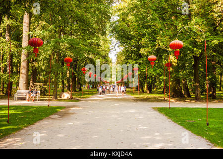 Varsavia, Polonia - 11 Settembre 2016: la gente camminare al cinese alley decorate con rosso lanterne cinesi in Reale Lazienki Park. Foto Stock