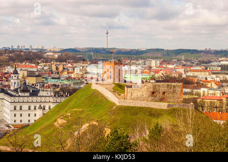 Vista del centro storico di Gediminas hill con Gediminas Tower su di essa e la città di Vilnius da tre croci hill. Vilnius, capitale della Lituania, su una s Foto Stock