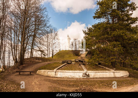 Resti di calcestruzzo tre croci abbattuto nel 1950 dai sovietici e un nuovo monumento di tre croci poste in 1989. Vilnius, Lituania. Foto Stock