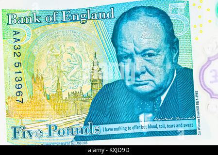 New british cinque pound nota con Winston Churchill, isolato su sfondo bianco. Foto Stock