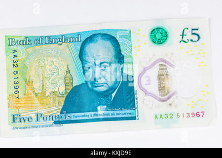 New british cinque pound nota con Winston Churchill, isolato su sfondo bianco. Foto Stock