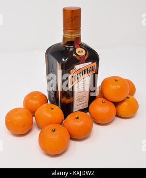 Reading, Regno Unito - 31 dicembre 2017: una bottiglia di Cointreau il liquore all'Arancia con alcune arance clementine Foto Stock