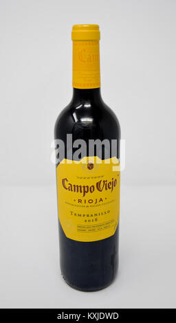 Reading, Regno Unito - 28 dicembre 2017: una bottiglia di Campo Viejo Rioja vino rosso Foto Stock