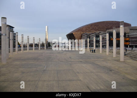 1° Noverber 2017, Cardiff, Regno Unito. Una vista attraverso Roald Dahl Plass del Wales Millennium Centre Foto Stock