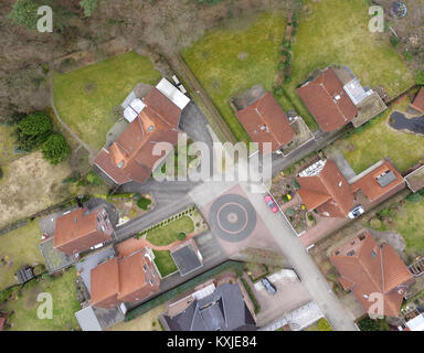 Vista aerea di un vecchio complesso residenziale nella periferia della città, fuchi shot Foto Stock