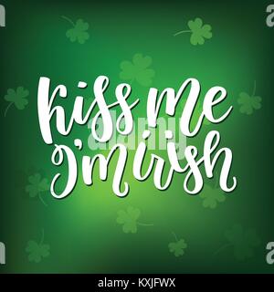 Saint Patricks Day greeting card con sfavillavano Verde foglie di trifoglio e testo. Iscrizione - Kiss me, io sono irlandese. San Patrizio giorno lettering. Vector hol Illustrazione Vettoriale
