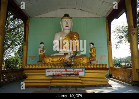 BAGO, MYANMAR - circa aprile 2017 Buddha in Mahazedi Pagoda Foto Stock