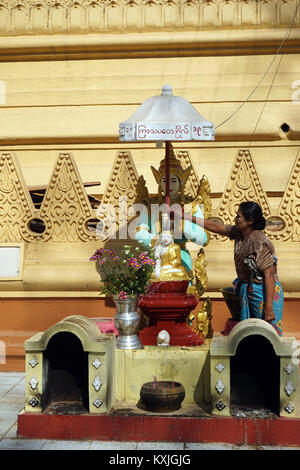 BAGO, MYANMAR - circa aprile 2017 Donna vicino Mahazedi Pagoda Foto Stock