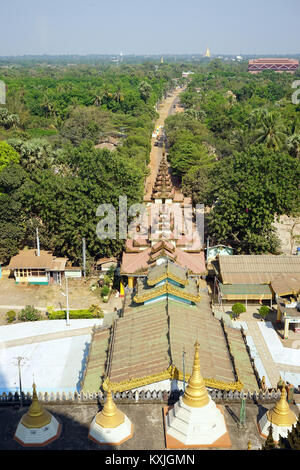 BAGO, MYANMAR - circa aprile 2017 Vista da Mahazedi pagoda Foto Stock