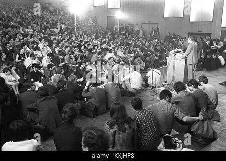 Vista della sala conferenze durante il teach-in presso l Università di Colonia il 06 maggio 1969. Circa duemila studenti si sono riuniti per un teach-in per discutere la legge per l'istruzione superiore del Land Renania settentrionale-Vestfalia criticamente. | Utilizzo di tutto il mondo Foto Stock