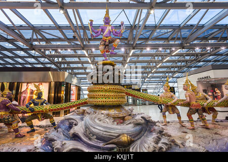 BANGKOK, Tailandia - 15 ottobre 2014: monumenti tailandese nell'Aeroporto Internazionale Suvarnabhumi a Bangkok, in Thailandia. Foto Stock