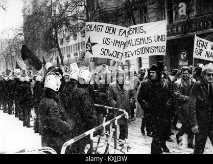 Circa un migliaio di manifestanti marzo passato il persiano consolato di Bleibtreu Street nella zona ovest di Berlino il 15 di febbraio nel 1969. Vi erano pesanti scontri tra dimostranti e polizia durante la "Manifestazione internazionale contro il terrore fascista", organizzato da lavoratori e studenti stranieri dal extra-opposizione parlamentare (APO). | Utilizzo di tutto il mondo Foto Stock