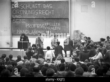 Teach-in presso l'Università di Francoforte sul Meno il 04 giugno 1969. Alla lavagna lo slogan 'Smash la legge di regolamentazione e il suo professionista/accademica scagnozzi". | Utilizzo di tutto il mondo Foto Stock