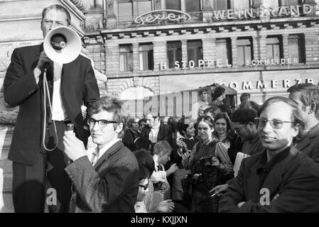 Avvocato Heinrich Hannover parla durante un megafono dopo la pronuncia della sentenza contro Daniel Cohn-Bendit. Alla sua destra il presidente SDS Karl-Dietrich Wolff, per l'estrema destra leader degli studenti Hans-Jürgen Krahl. Il socialista tedesco Student Union (SDS) tiene un teach-in in occasione del processo contro il leader degli studenti Daniel Cohn-Bendit il 27 settembre 1968 a Frankfurt am Main. | Utilizzo di tutto il mondo Foto Stock