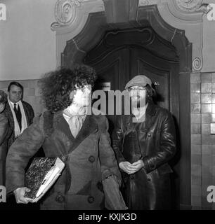 Rainer Langhans (l) e Fritz Teufel (r) nella parte anteriore della camera Corte 101 di Berlin Moabit Corte Regionale il 4 marzo 1968. Langhans e Fritz Teufel sono accusati di distribuire volantini invitando la deliberata incendio doloso nel maggio 24,1967, davanti alla caffetteria della Freie Universität. | Utilizzo di tutto il mondo Foto Stock