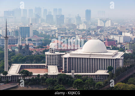 JAKARTA, Indonesia - 21 ottobre 2014: Veduta aerea della Moschea Istiqlal. Si tratta della più grande moschea del Sud-est asiatico. Foto Stock