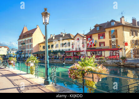 Paesaggio con scenic vecchi edifici di Annecy. Le Alpi Francesi, Francia Foto Stock