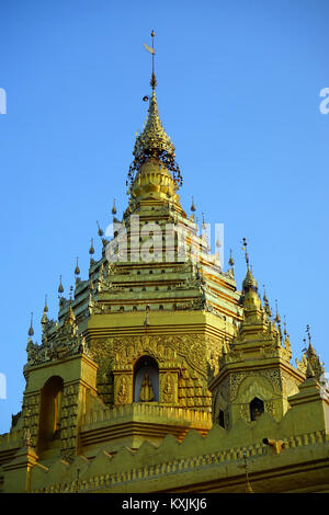 NYAUNGSHWE, MYANMAR - circa aprile 2017 Top di Yadana uomo Aung Pagoda Foto Stock