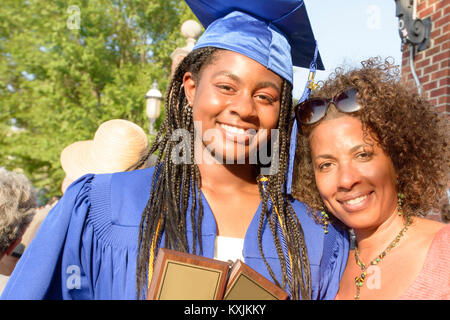 Ragazza adolescente e madre alla cerimonia di consegna dei diplomi Foto Stock