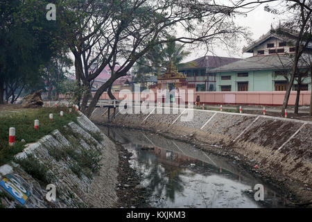 NYAUNGSHWE, MYANMAR - circa aprile 2017 Chanel e monastero Foto Stock