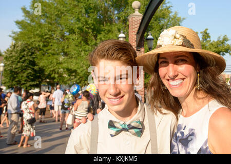 La madre e il figlio alla cerimonia di consegna dei diplomi Foto Stock