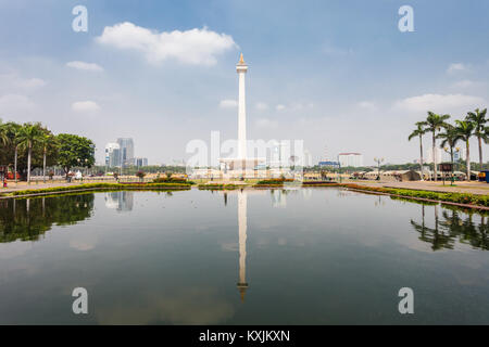 JAKARTA, Indonesia - 21 ottobre 2014: il Monumento Nazionale è un 132m torre al centro della piazza Merdeka, Giacarta, che simboleggia la lotta per la Indo Foto Stock