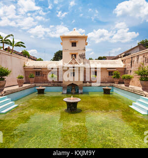 YOGYAKARTA, Indonesia - 23 ottobre 2014: Taman Sari Castello d'acqua è un sito di un ex giardino reale del sultanato di Yogyakarta Foto Stock