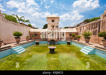 YOGYAKARTA, Indonesia - 23 ottobre 2014: Taman Sari Castello d'acqua è un sito di un ex giardino reale del sultanato di Yogyakarta Foto Stock