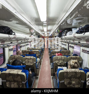 YOGYAKARTA, Indonesia - 24 ottobre 2014: indonesiano treno interno. Foto Stock