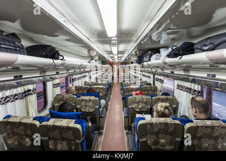 YOGYAKARTA, Indonesia - 24 ottobre 2014: indonesiano treno interno. Foto Stock