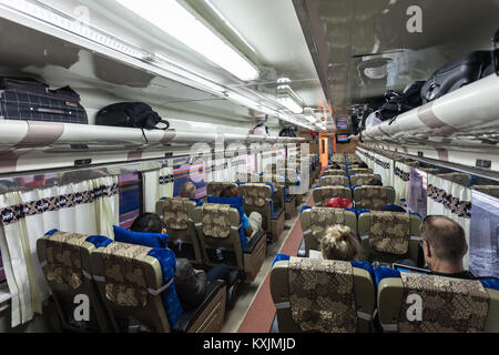 YOGYAKARTA, Indonesia - 24 ottobre 2014: indonesiano treno interno. Foto Stock