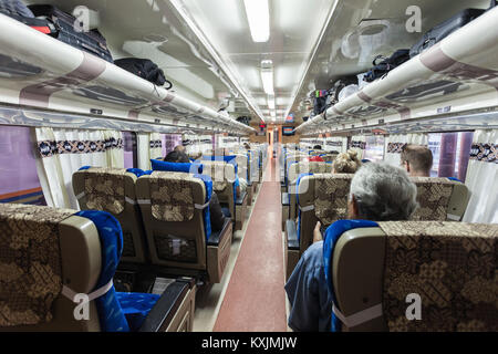 YOGYAKARTA, Indonesia - 24 ottobre 2014: indonesiano treno interno. Foto Stock