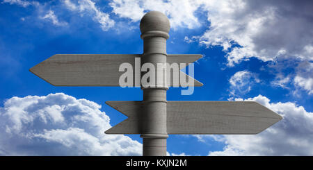 Legno bianco freccia segnaletica in pole, isolato sul cielo blu sullo sfondo. 3d illustrazione Foto Stock