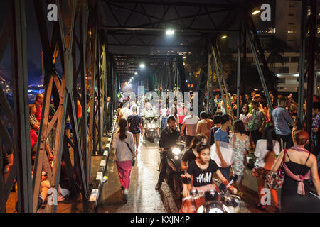 CHIANG MAI, Thailandia - Novembre 06, 2014: persone non identificate che celebra il Loi krathong festival sul ponte, Chiang Mai, Thailandia. Foto Stock