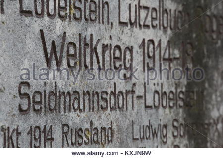 La parola tedesca Weltkrieg su un monumento di cemento in Baviera Germania eretto in memoria dei soldati hanno perso nella prima guerra mondiale Foto Stock